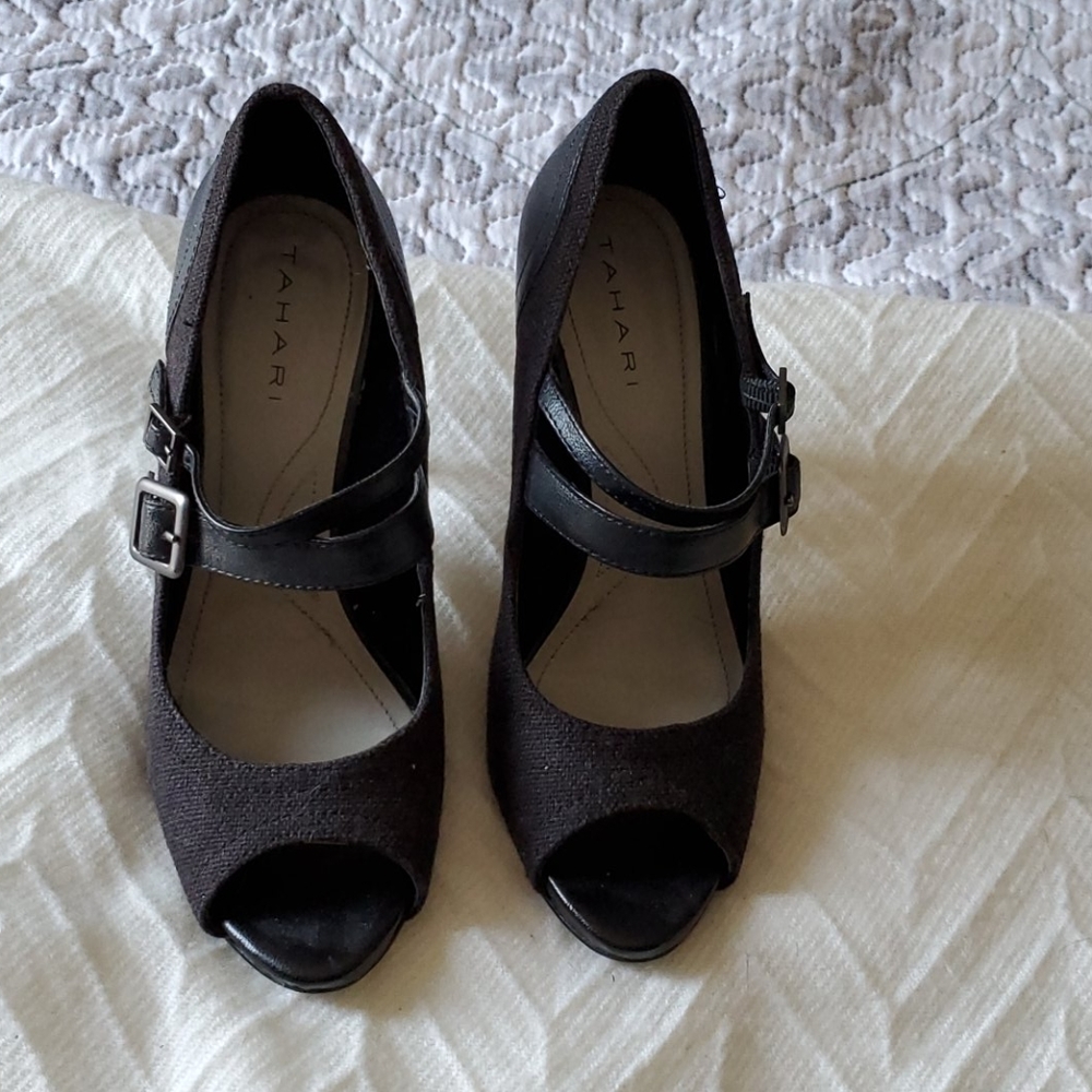 Tahari "Dani" peep toe pumps - size 6